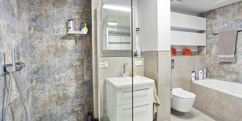 Bad mit Wanne und Dusche