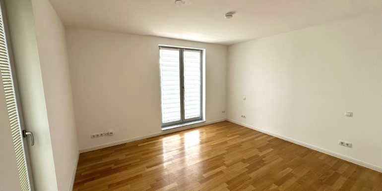 Schlafzimmer mit Zugang zur Ankleide