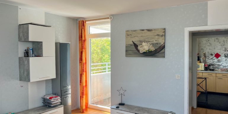 helles Wohnzimmer mit Zugang zur Sonnenloggia