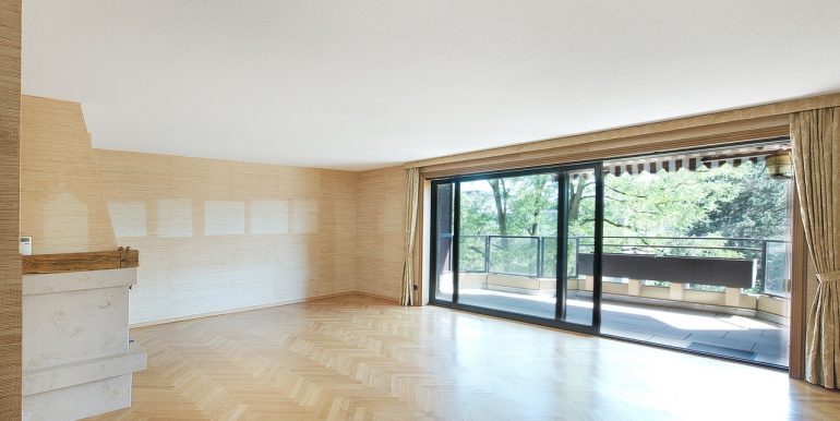 Wohnzimmer mit Balkon