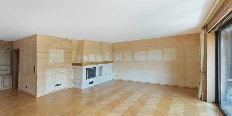 Wohnzimmer mit offenem Kamin