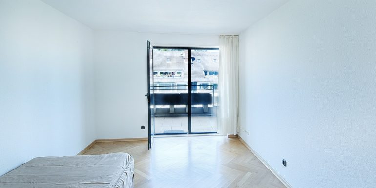 Kinder-/Arbeitszimmer mit Balkon