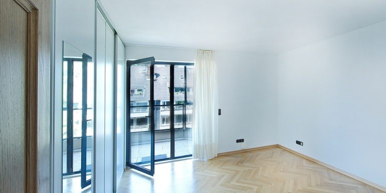 Schlafzimmer mit Balkonzugang
