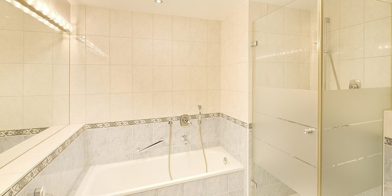 Bad mit Wanne und Dusche