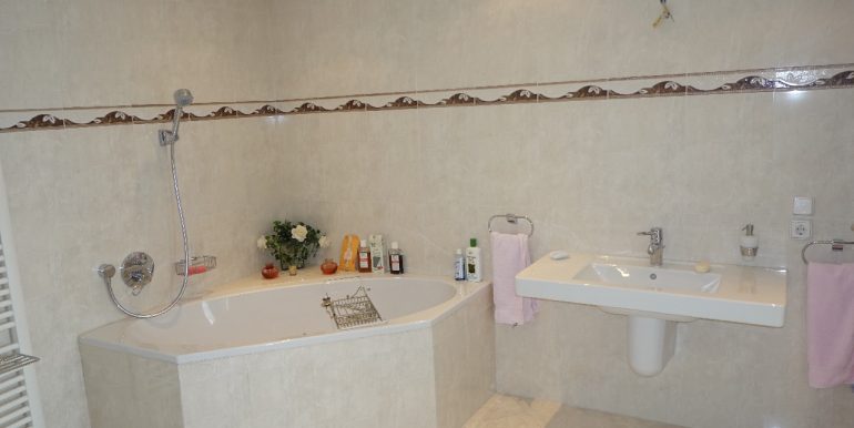 Hauptbad im DG mit Eckbadewanne...