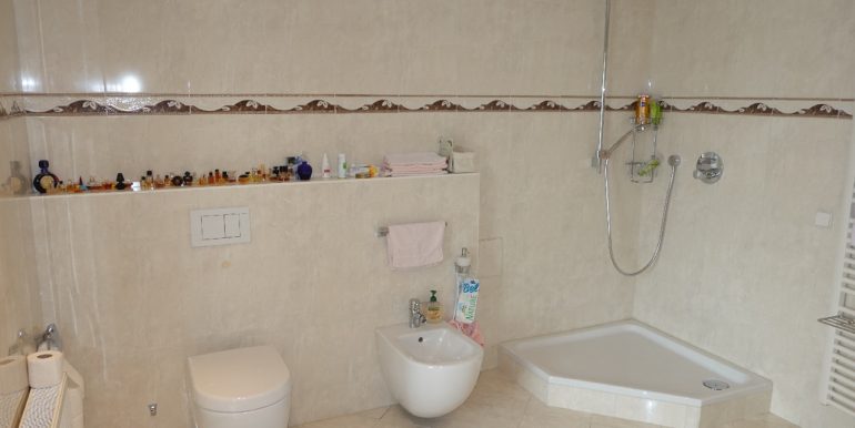 ...Dusche, Bdet und WC