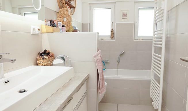 Modernes Bad mit Wanne