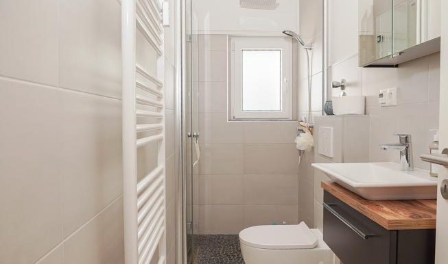 Gäste- WC mit Walk-In-Dusche