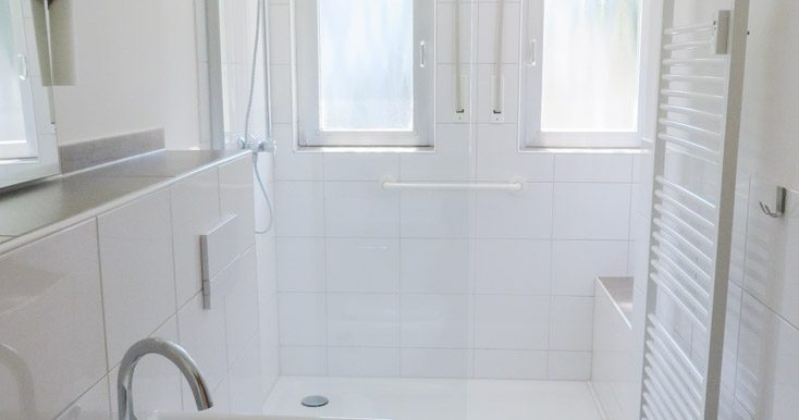 Modernes Bad mit großer Walk-In-Dusche