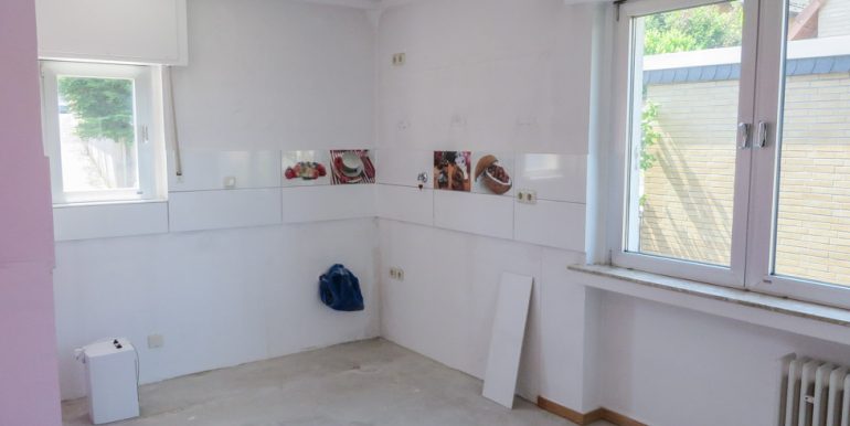 Die Küche mit Zugang zum Wohn-/Esszimmer