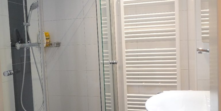 ...modernes Badezimmer mit Walk-In Dusche