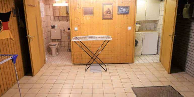 Waschküche mit Kellerbad mit Dusche