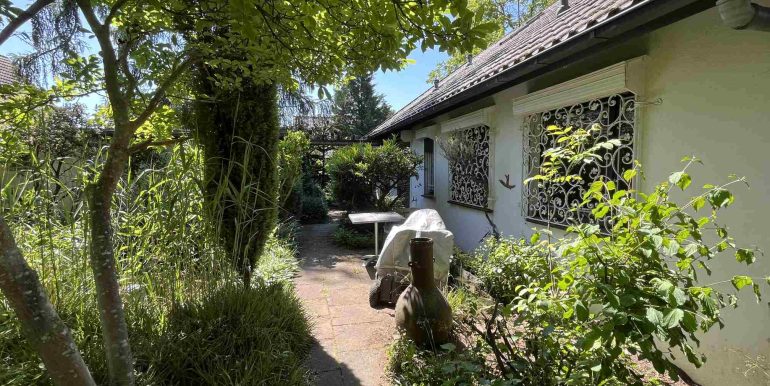 kleine Terrasse an der Seite