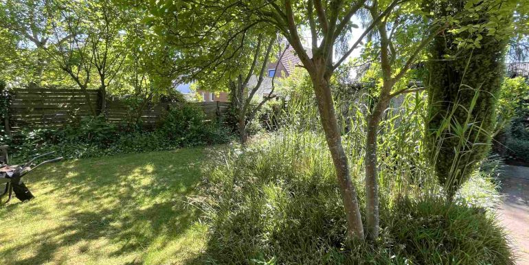 Gartenbereich hinter Garage