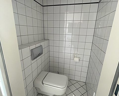 Gäste-Toilette mit Dusche