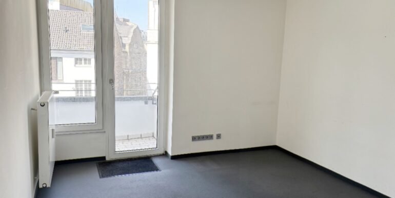 Büro zur Rückseite mit Balkon