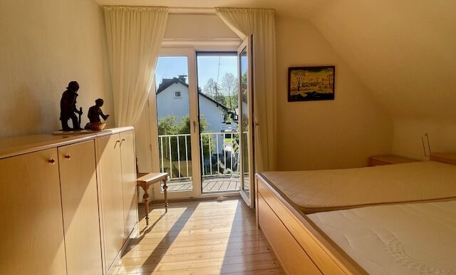 Schlafzimmer mit Zugang zum Balkon