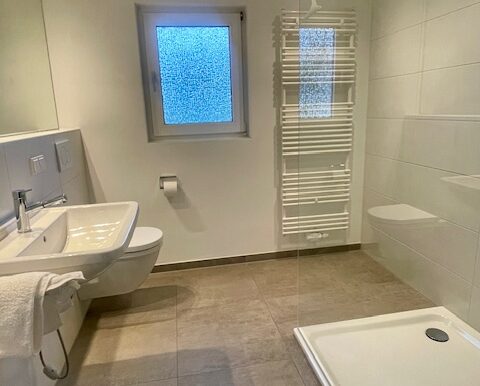 Badezimmer mit ebenerdiger Dusche