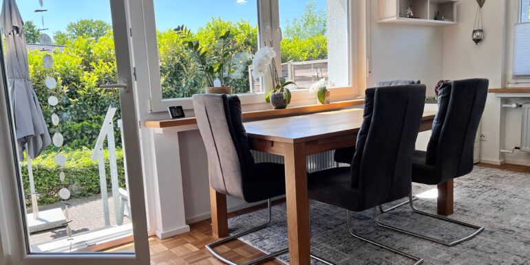 Wohnzimmer mit Zugang zur Terrasse