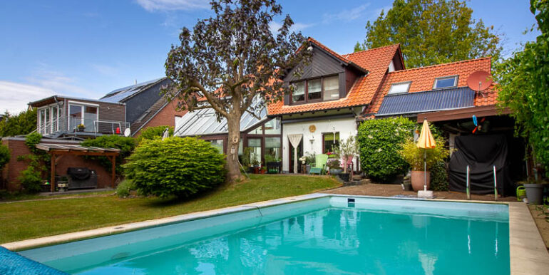 Genießen Sie entspannte Sommertage am großzügigen Pool – ein echtes Highlight für die ganze Familie.