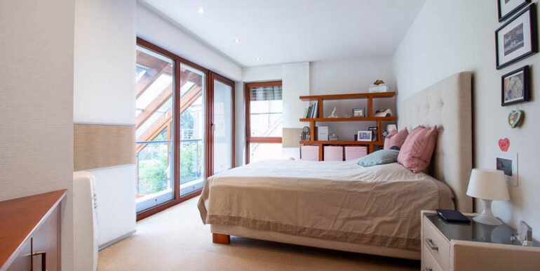 Große Fenster, dezente Farben und ein eleganter Grundriss laden zum Entspannen und Abschalten ein.