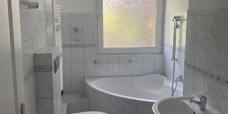 Badezimmer mit Wanne und Fenster