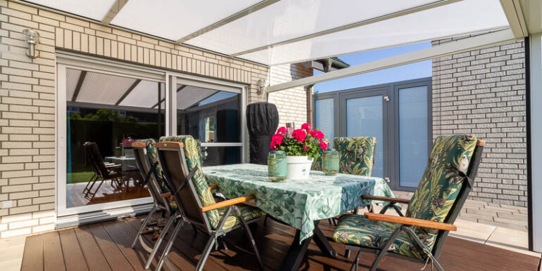 Die Terrasse, überdacht und mit direktem Zugang zum Garten – der perfekte Ort für entspannte Stunden im Freien.