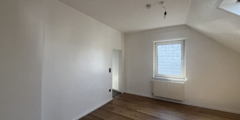 Wohnzimmer mit Zugang zur Küche