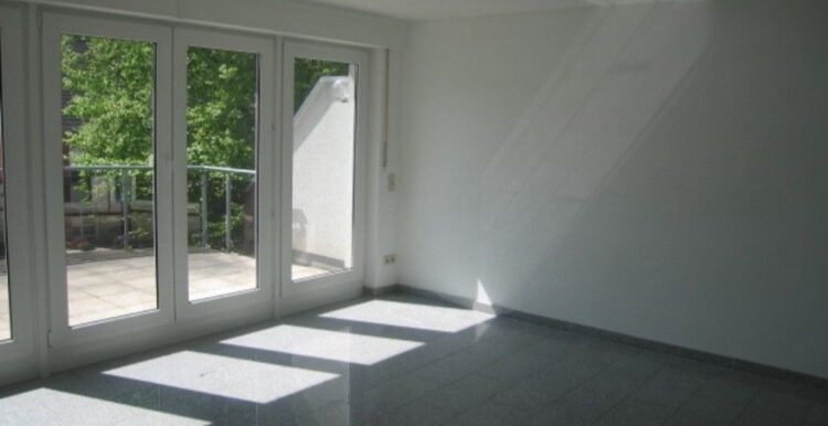 Wohn-/Esszimmer mit Zugang zum Balkon