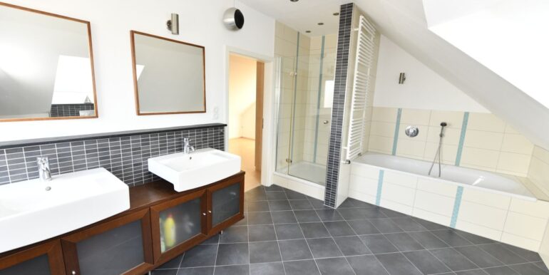 Badezimmer im Dachgeschoss