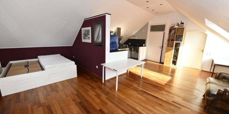 Wohnzimmer mit offener Küche im DG