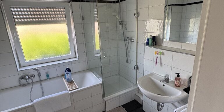 Badezimmer mit Wanne u. Dusche