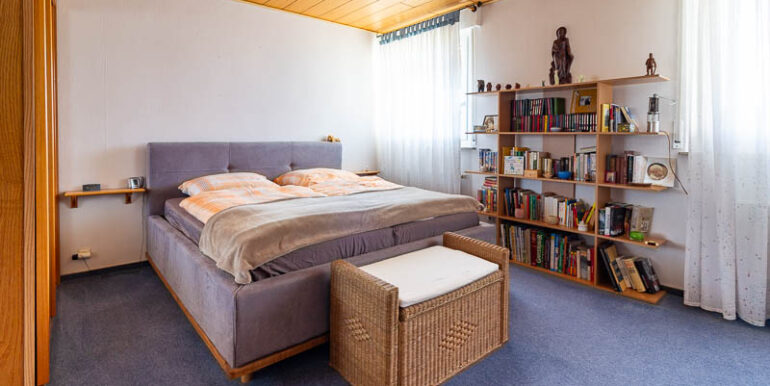 Geräumiges Schlafzimmer mit viel natürlichem Licht – Ihr persönlicher Rückzugsort.