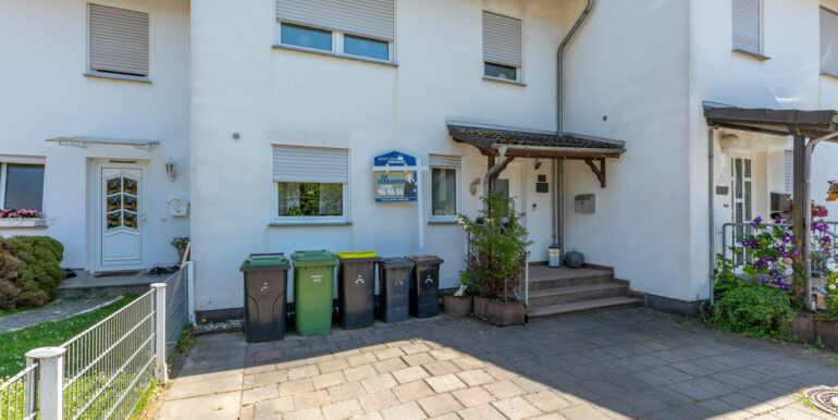 Frontansicht + 2 Stellplätze