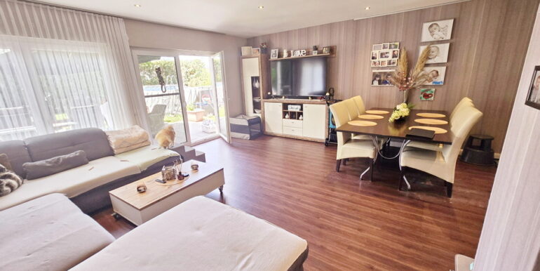 großes Wohn-/Esszimmer