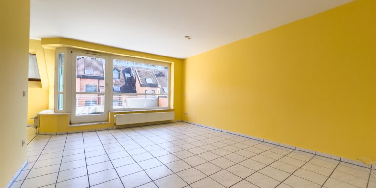 Wohnzimmer mit Balkonzugang
