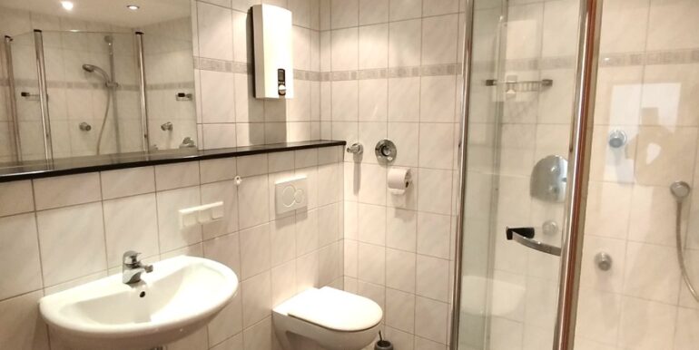 Modernes Duschbad