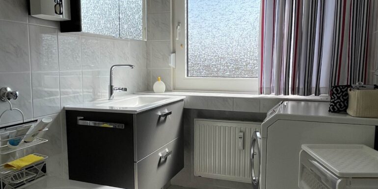 Badezimmer mit Fenster und ...