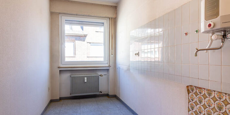 Perfekt geeignet für Ihre individuelle Traumküche - lichtdurchflutete Küche mit Blick nach draußen.