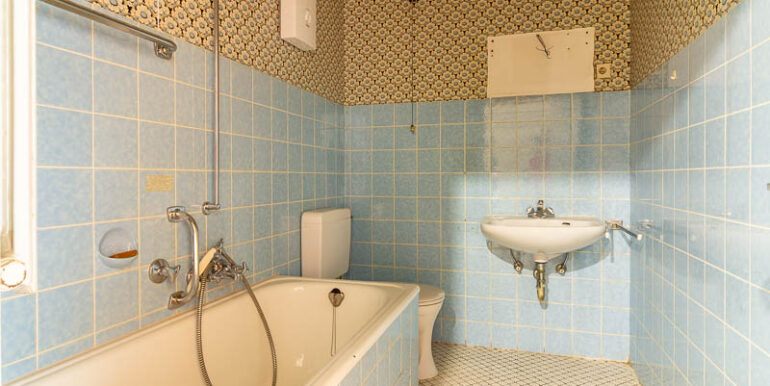 Charmantes Retro-Badezimmer – bereit für Ihre Modernisierungsideen.