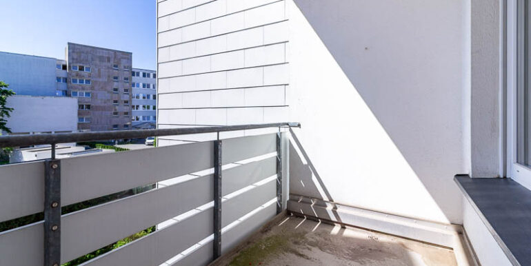Sonniger Balkon mit Blick ins Grüne – ideal für die kleine Auszeit im Alltag.