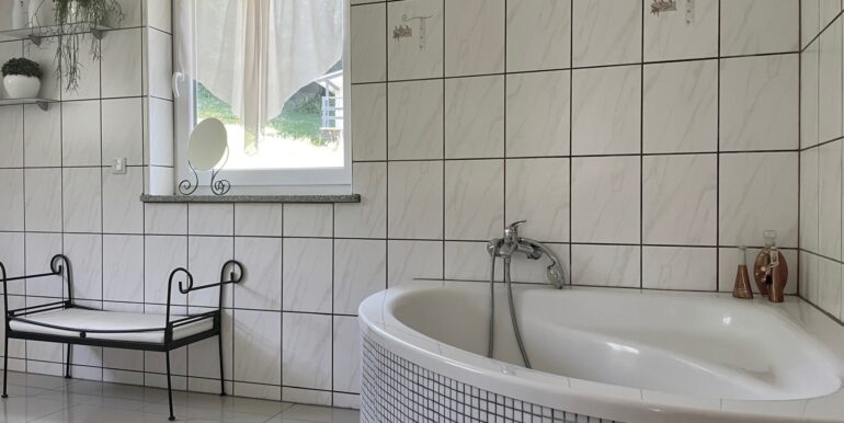 Bad mit Eckbadewanne