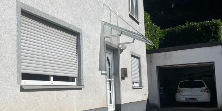 Eingang ELW mit großer Garage