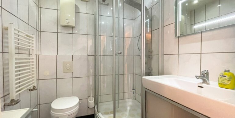 modern gefliestes Duschbad