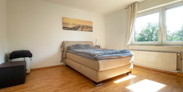 großzügiges Schlafzimmer