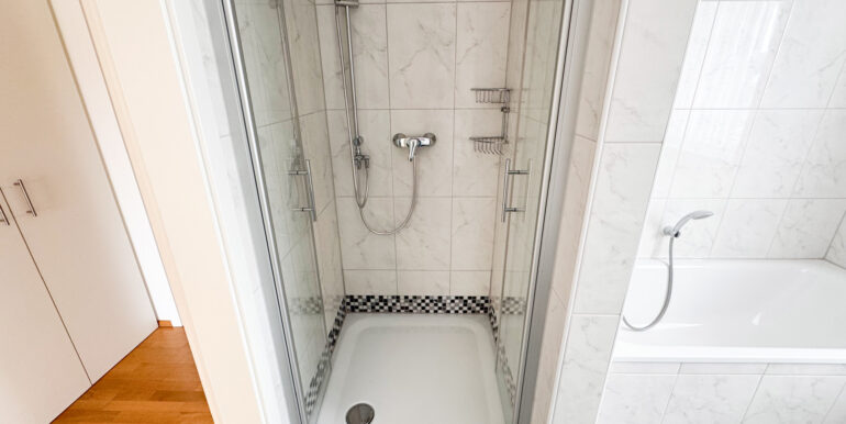 Tageslichtbad mit Wanne und Dusche