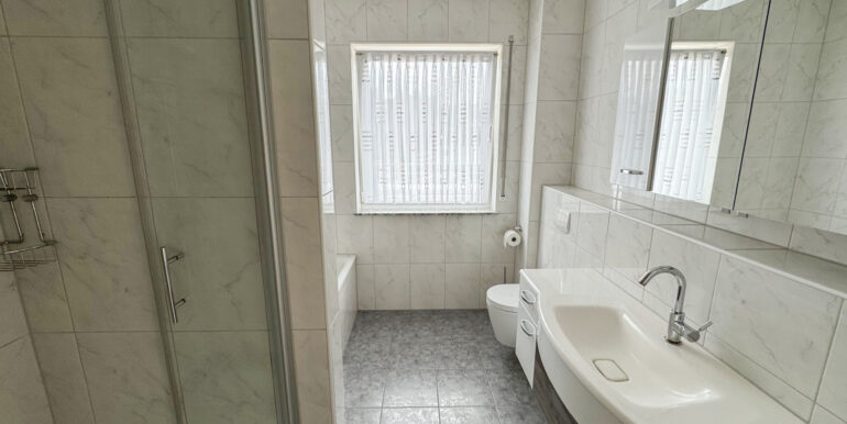 Tageslichtbad mit Wanne und Dusche