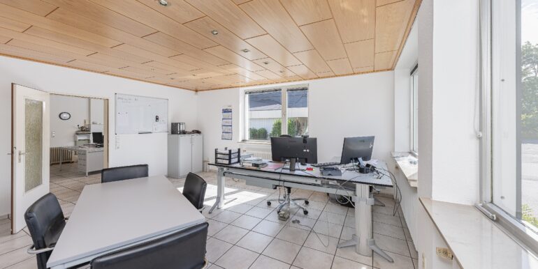 lichtdurchflutetes Büro