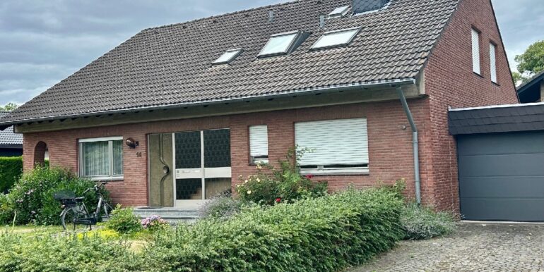 Ansicht mit Garage