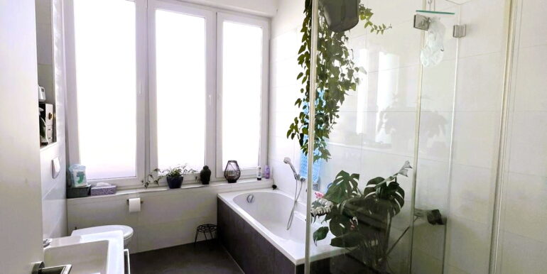 1.Badezimmer mit ebenerdiger Dusche und Wanne